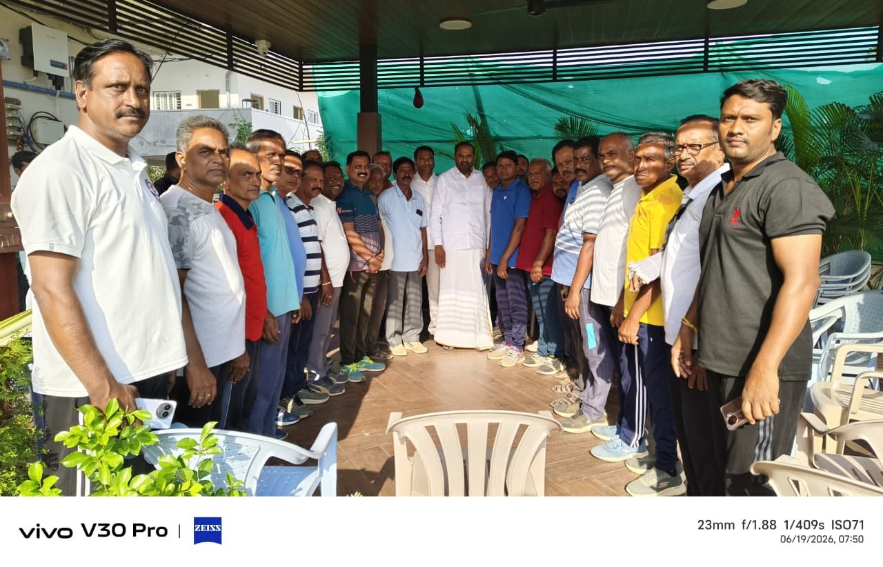 వాకర్స్ సమస్యల పరిష్కరించాలని ఎమ్మెల్యే కు వినతి పత్రం  - Additional Image